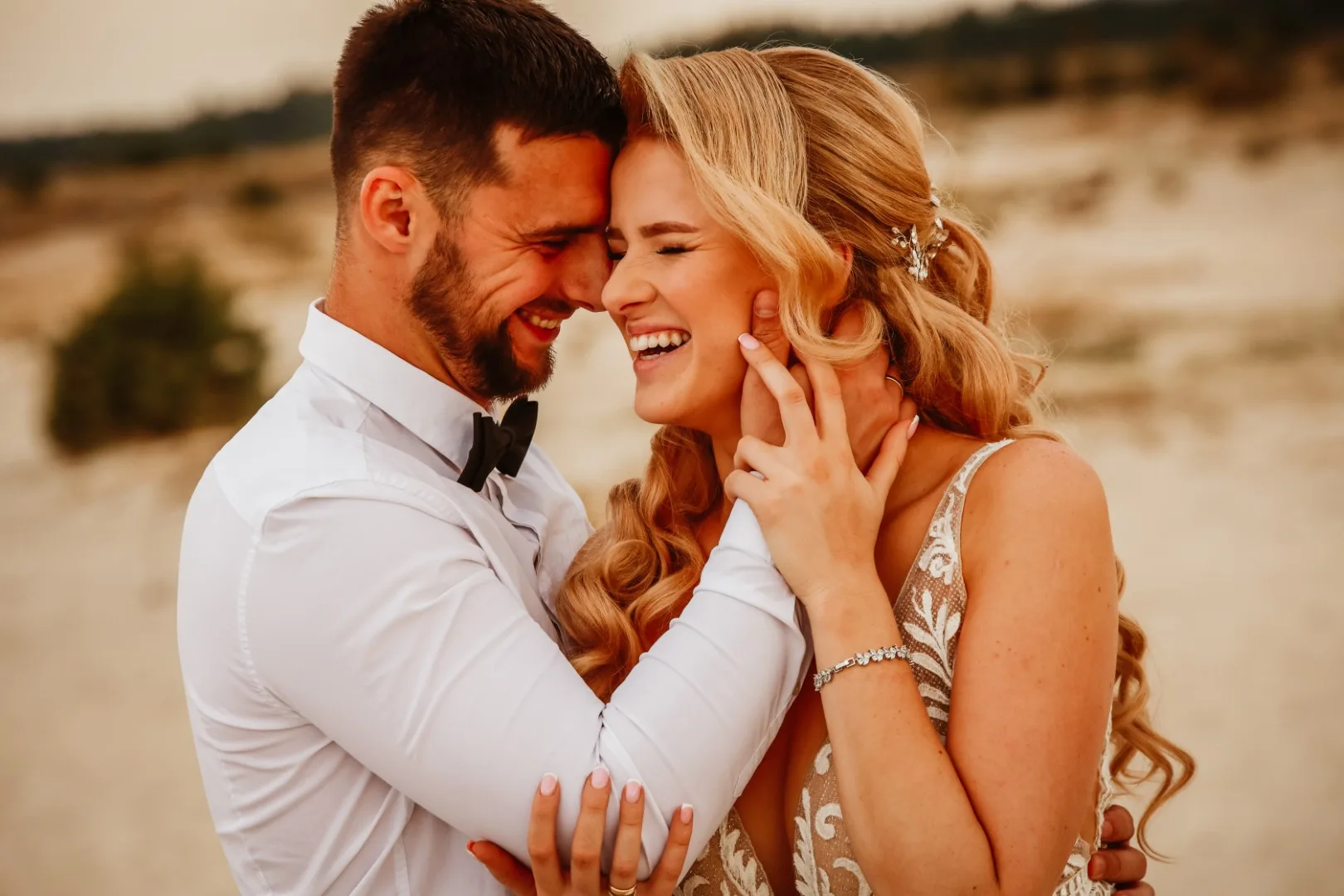 Para młoda w pięknym objęciu. Zdjęcie pełne emocji i radości