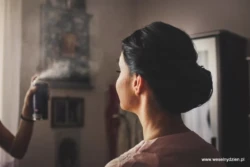 Fryzura ślubna Przygotowania panny młodej. Fryzura ślubna, detal ślubnego upięcia włosów.