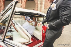 Auto do Ślubu Zabytkowy samochód do ślubu. Panna młoda w samochodzie ślubnym.