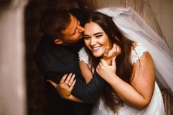 Filmy ślubne Piękny uśmiech młodej pani podczas sesji ślubnej