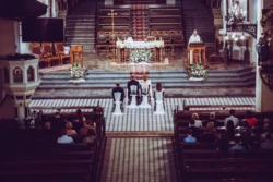 Para Młoda w kościele Para młoda przed przysięgą w kościele ze świadkami. Wystrój kościoła na ślub.