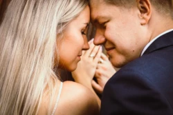 sesja ślubna Pan młody i pani młoda wtuleni w siebie.