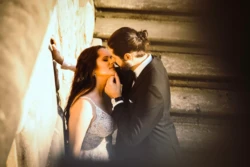 Zdjęcia ślubne pełne emocji Romantyczne zdjęcia ślubne młodej Pary, pocałunek, dotyk, spojrzenie