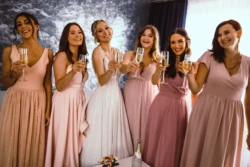 Panna młoda i Druhny Przygotowania panny młodej. Panna młoda z druhnami. Zdjęcia z szampanem