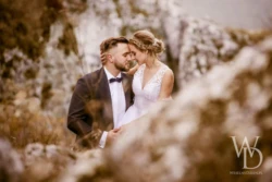 weselny dzień Objęta i zakochana para młoda pośród górskiego krajobrazu. Portret pary młodej.