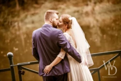 Plener ślubny Pocałunek pary młodej przy jeziorze - wspaniały kadr do sesji ślubnej.